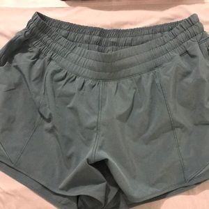 Lululemon hotty hot 4” shorts